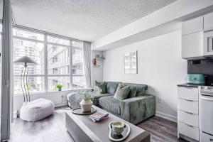 Designer 2BR Downtown Condo, Rogers Center
