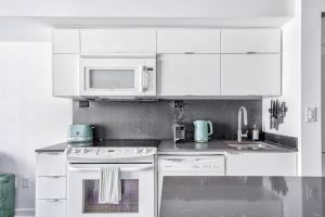 Designer 2BR Downtown Condo, Rogers Center