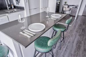 Designer 2BR Downtown Condo, Rogers Center