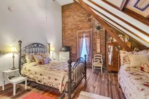 Rustic Attic Room at Main Street Bed & Breakfast - 凯夫城