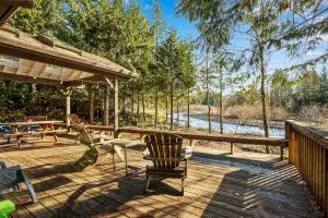 Pet Friendly Riverfront Escape w HotTub - Portland