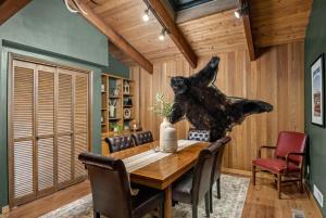 ZigZag Basecamp · Cozy Cabin Perfect for Nature Escapes w Hot Tub