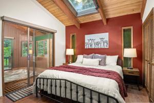 ZigZag Basecamp · Cozy Cabin Perfect for Nature Escapes w Hot Tub