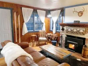 Springbrook · Cozy 2BR Mt. Hood Cabin, Fireplace & Retro Kitchen - Brightwood