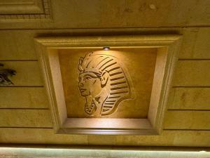 Marron Pharaohs Nefertiti