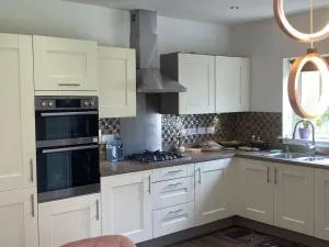 5 bed - The Comfortable Crew & Family Home - Tadley