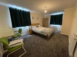 The Iris house is close to city centre and is ideal for tourists, visiting family members or work related activities including contractors