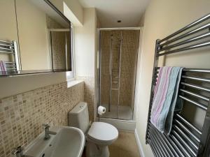 The Iris house is close to city centre and is ideal for tourists, visiting family members or work related activities including contractors