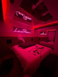 Appartements 50 nuances de rouge : photos des chambres