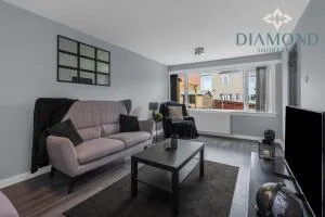 Brand New 4 Bedroom House - Sleeps 4 Fully Equipped, Free Parking, WiFi, Perfect for CONTRACTORS by Diamond Short Lets - Queensferry