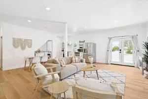 Peaceful 2BR 1BA Holiday Guest House with Hot Tub - Sanger