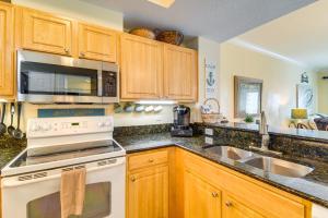PoolandBeach-View Gulf Shores Condo Family Friendly