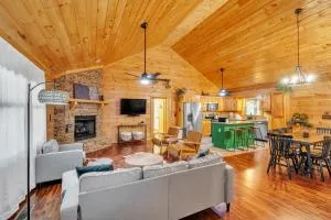Cozy Cabin in Ellijay with Hot Tub, Game Room & More - Colima