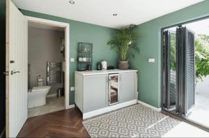 4 BDR Carden Villa By Guest Nest Management In Brighton With Hot Tub, Pet Friendly