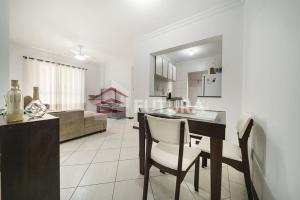 Aconchegante apartamento 2 dormitórios a 30 metros da praia LA001E