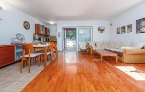 3 Bedroom Beautiful Home In Novalja 