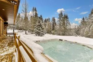 The Escapade - Private hot tub with pool table