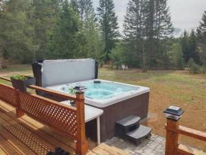 The Escapade - Private hot tub with pool table