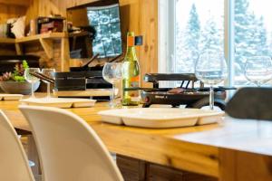 The Escapade - Private hot tub with pool table