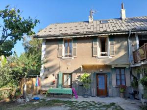 Maisons de vacances Antique maison de montagne en ville ! : photos des chambres