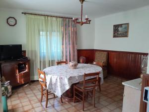 Maisons de vacances Antique maison de montagne en ville ! : photos des chambres