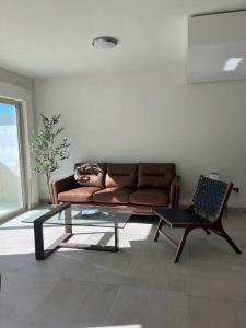 Beautiful New Modern Home, Perfectly located between Valle De Guadalupe and Downtown Ensenada!