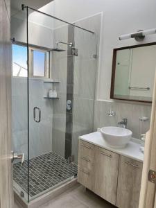 Beautiful New Modern Home, Perfectly located between Valle De Guadalupe and Downtown Ensenada!