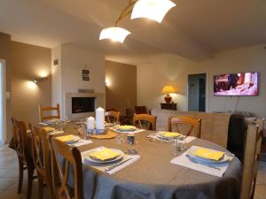 Maisons de vacances Gite familial a Vald-Yerre : detente, jeux et charme rural pour 8 personnes - FR-1-581-120 : photos des chambres