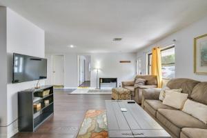 Game Room, Sunroom and Pool Access! Cozy Tampa Home!