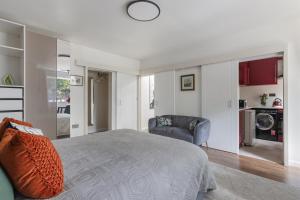 King Studio Apartment with Garden and Parking