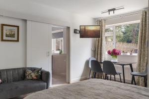 King Studio Apartment with Garden and Parking