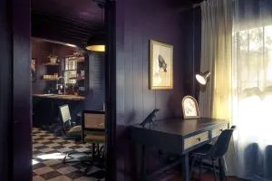 The Crow - Sophisticated East Hill Sanctuary - Goulding