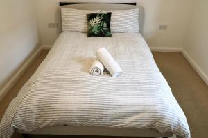 Modern 2 bed close to station