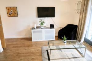 Modern 2 bed close to station
