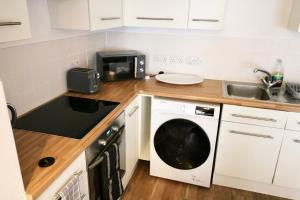 Modern 2 bed close to station