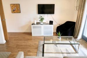 Modern 2 bed close to station