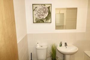 Modern 2 bed close to station