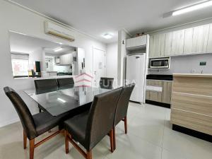 Apartamento 03 dormitórios a 150 metros da praia LA013E