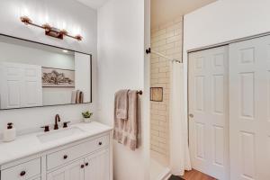 Pet Friendly Stay Close to Notre Dame!