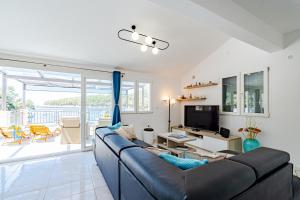 Seaside family friendly house with a swimming pool Grscica, Korcula - 23487