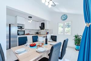 Seaside family friendly house with a swimming pool Grscica, Korcula - 23487