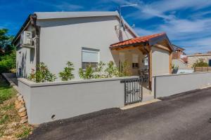 Family friendly house with a swimming pool Privlaka, Zadar - 23516