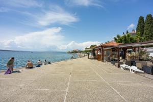 Apartments by the sea Selce, Crikvenica - 22935 