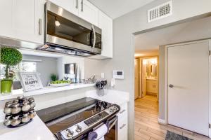 Unwind Poolside, Walk to Old Town! Scottsdale Unit