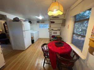 Relaxing Creek Cabin