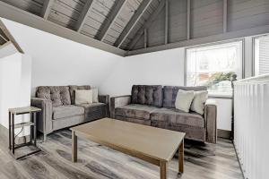 Spacious 4BR 1BA near the Falls