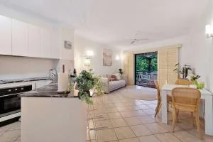 Cozy Waterfront - Free Parking Pool - Cairns North