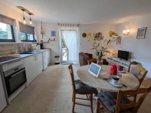 Gîte avec piscine chauffée, jardin clos et WiFi à Baignes - FR-1-653-264