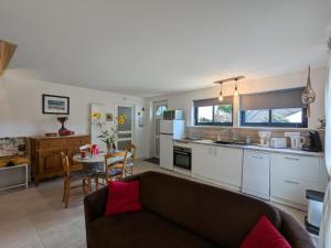 Maisons de vacances Gite avec piscine chauffee, jardin clos et WiFi a Baignes - FR-1-653-264 : photos des chambres