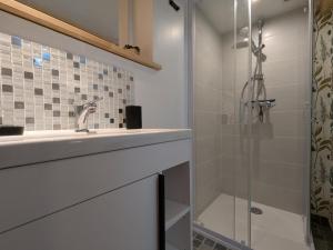 Maisons de vacances Gite avec piscine chauffee, jardin clos et WiFi a Baignes - FR-1-653-264 : photos des chambres